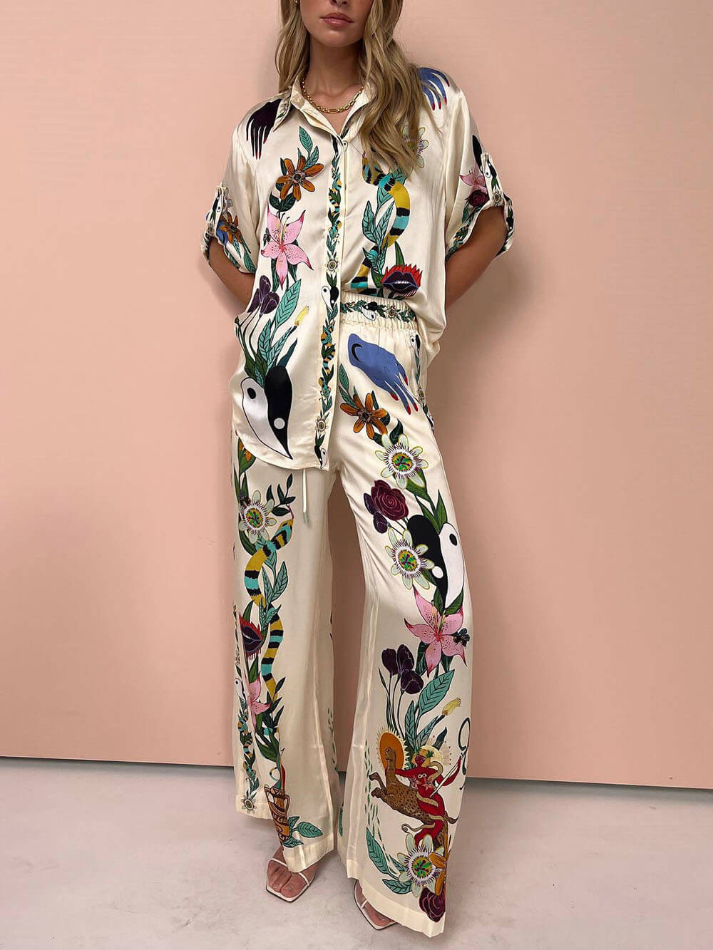 Chloé - Chemise Satinée Moderne et Élégante avec Imprimé Estival Unique