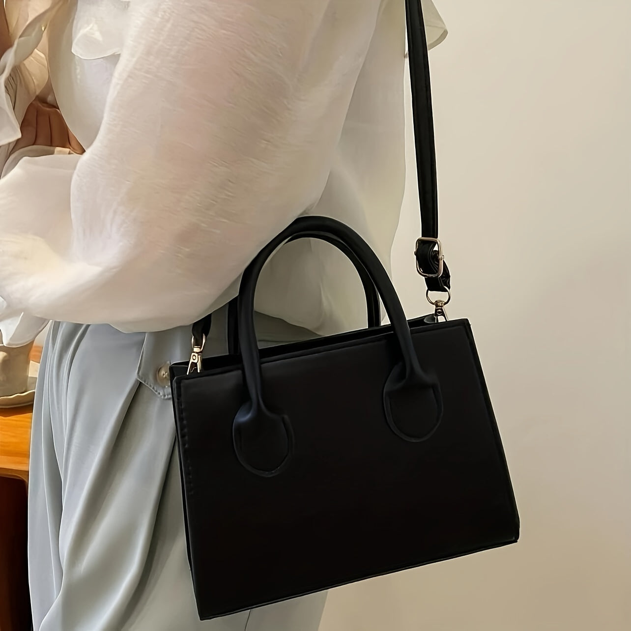 Freya - Sac à bandoulière et à main noir classique et élégant avec grande anse réglable en simili cuir