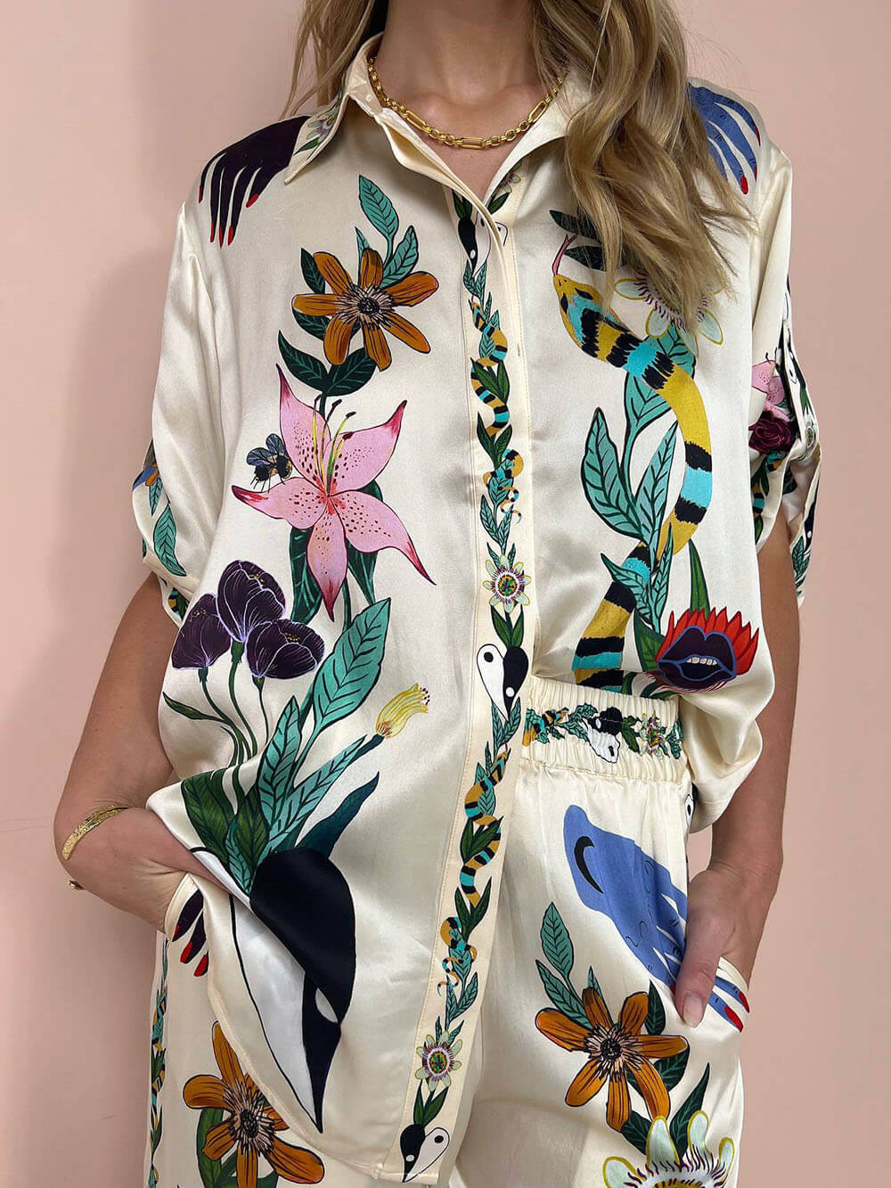 Chloé - Chemise Satinée Moderne et Élégante avec Imprimé Estival Unique