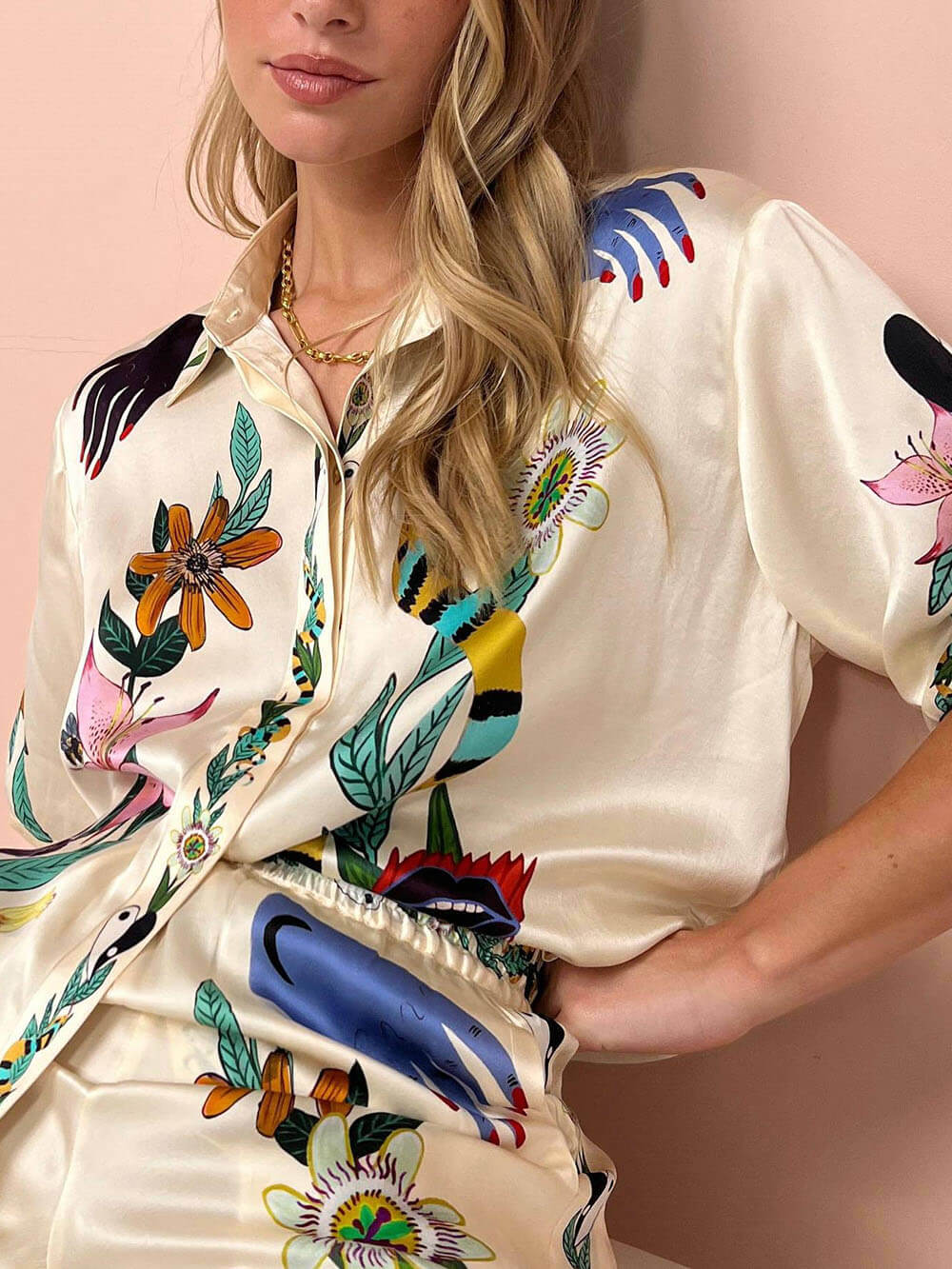 Chloé - Chemise Satinée Moderne et Élégante avec Imprimé Estival Unique