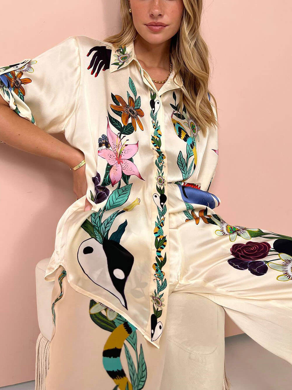 Chloé - Chemise Satinée Moderne et Élégante avec Imprimé Estival Unique