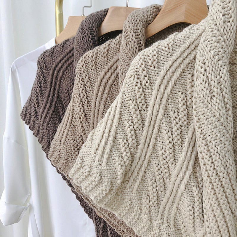 Yseult - Écharpe Triangulaire Tricotée avec Boucle en Cuir