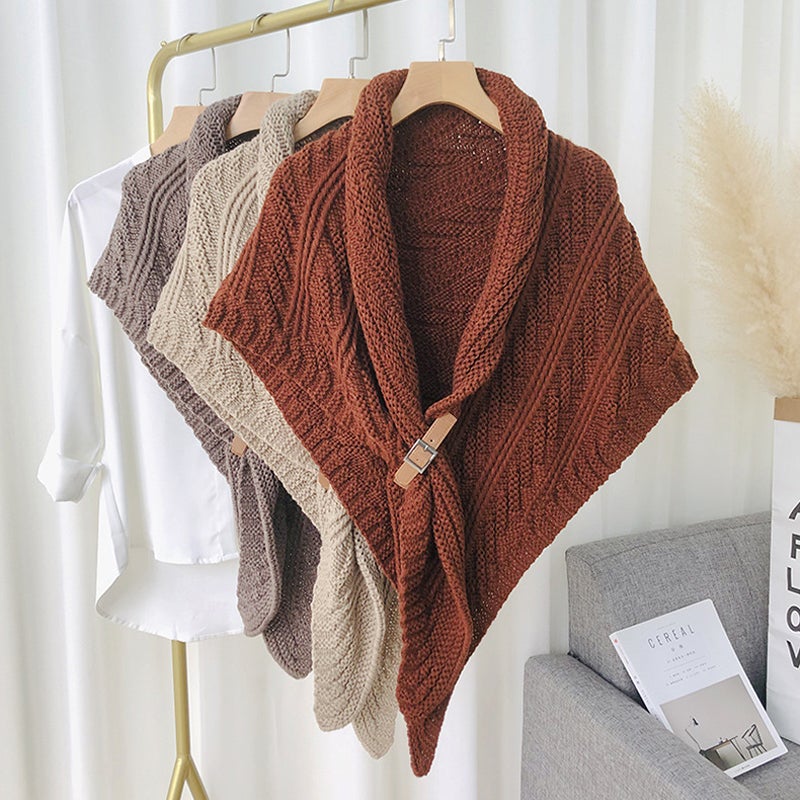 Yseult - Écharpe Triangulaire Tricotée avec Boucle en Cuir