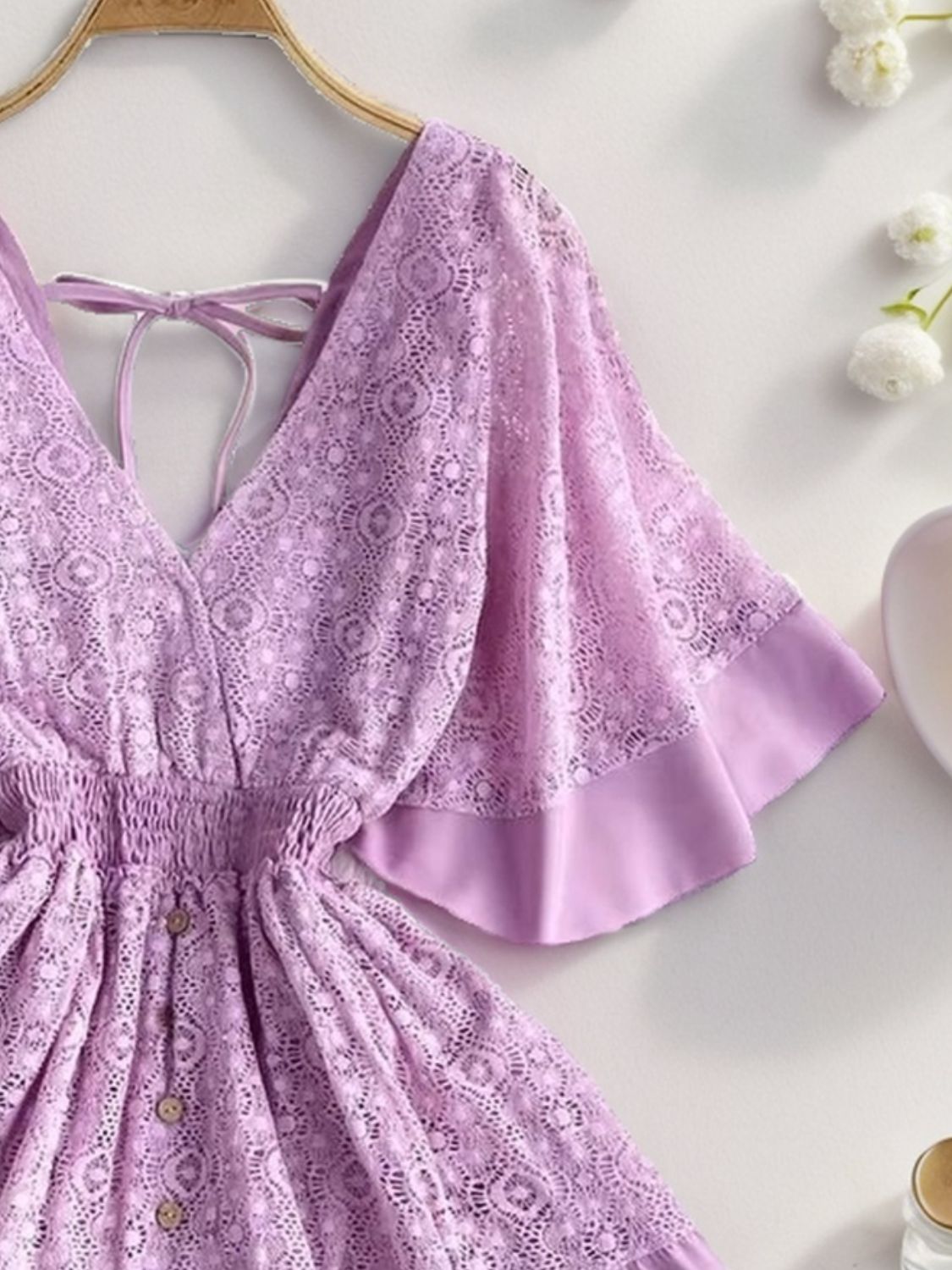 Anna – Robe Mini à Manches Mi-longues avec Dentelle Découpée