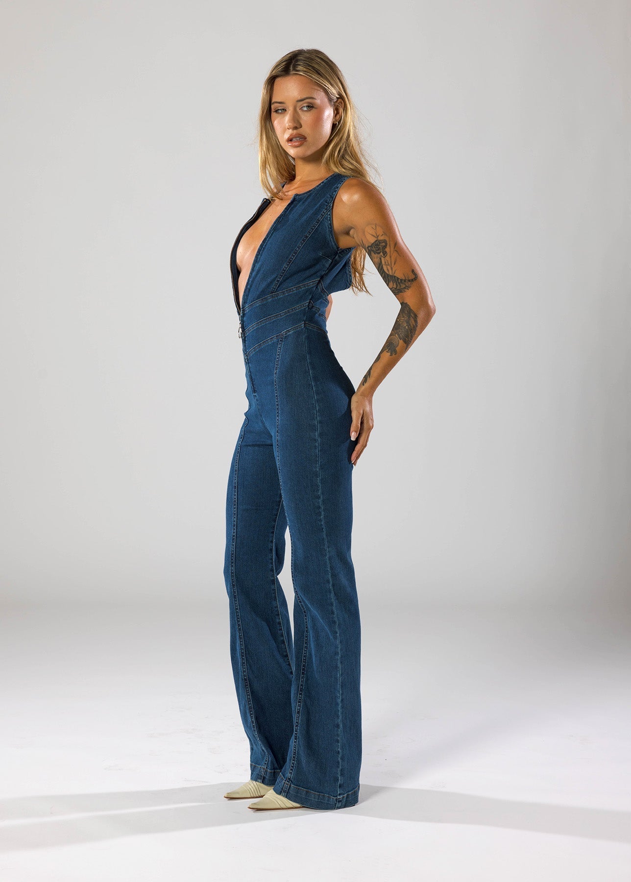 Avery - Combinaison en denim à décolleté plongeant