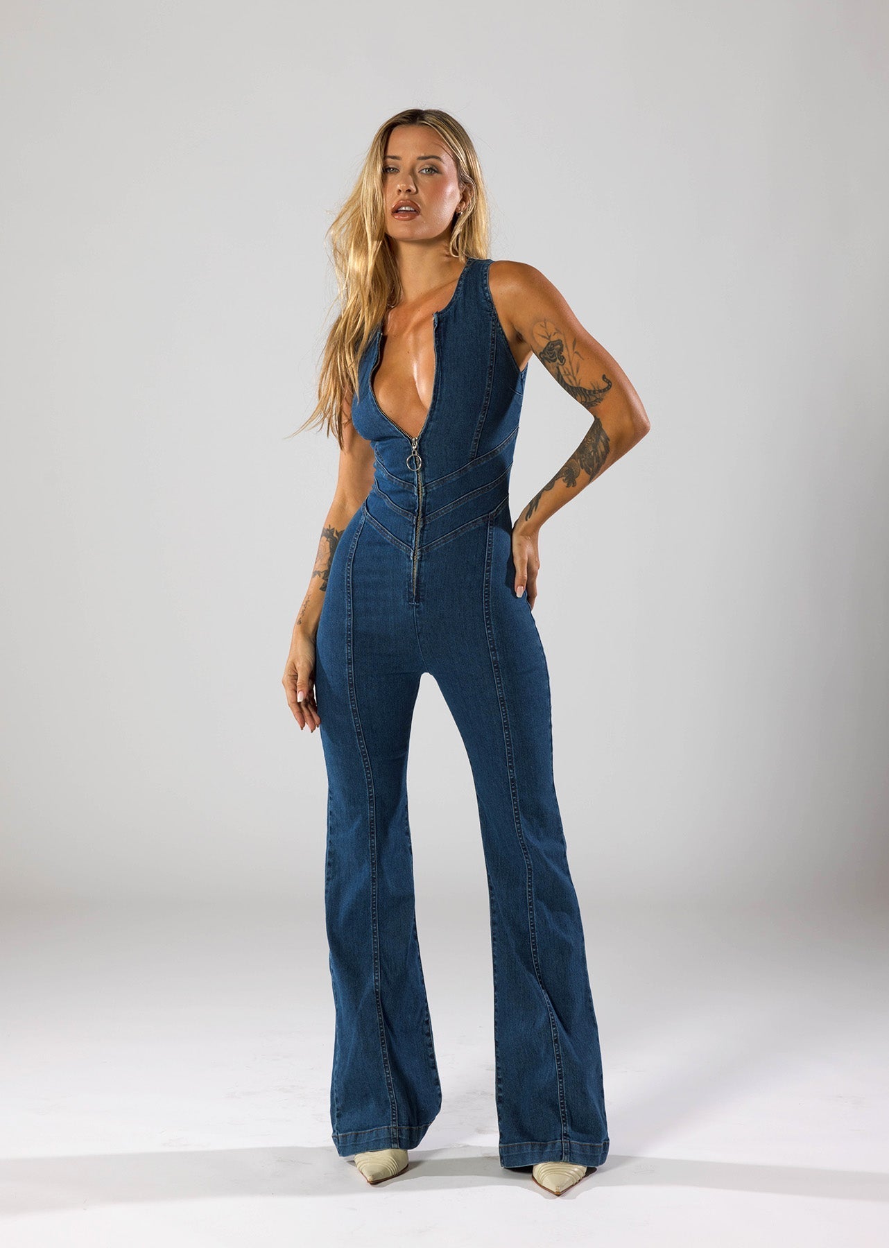 Avery - Combinaison en denim à décolleté plongeant