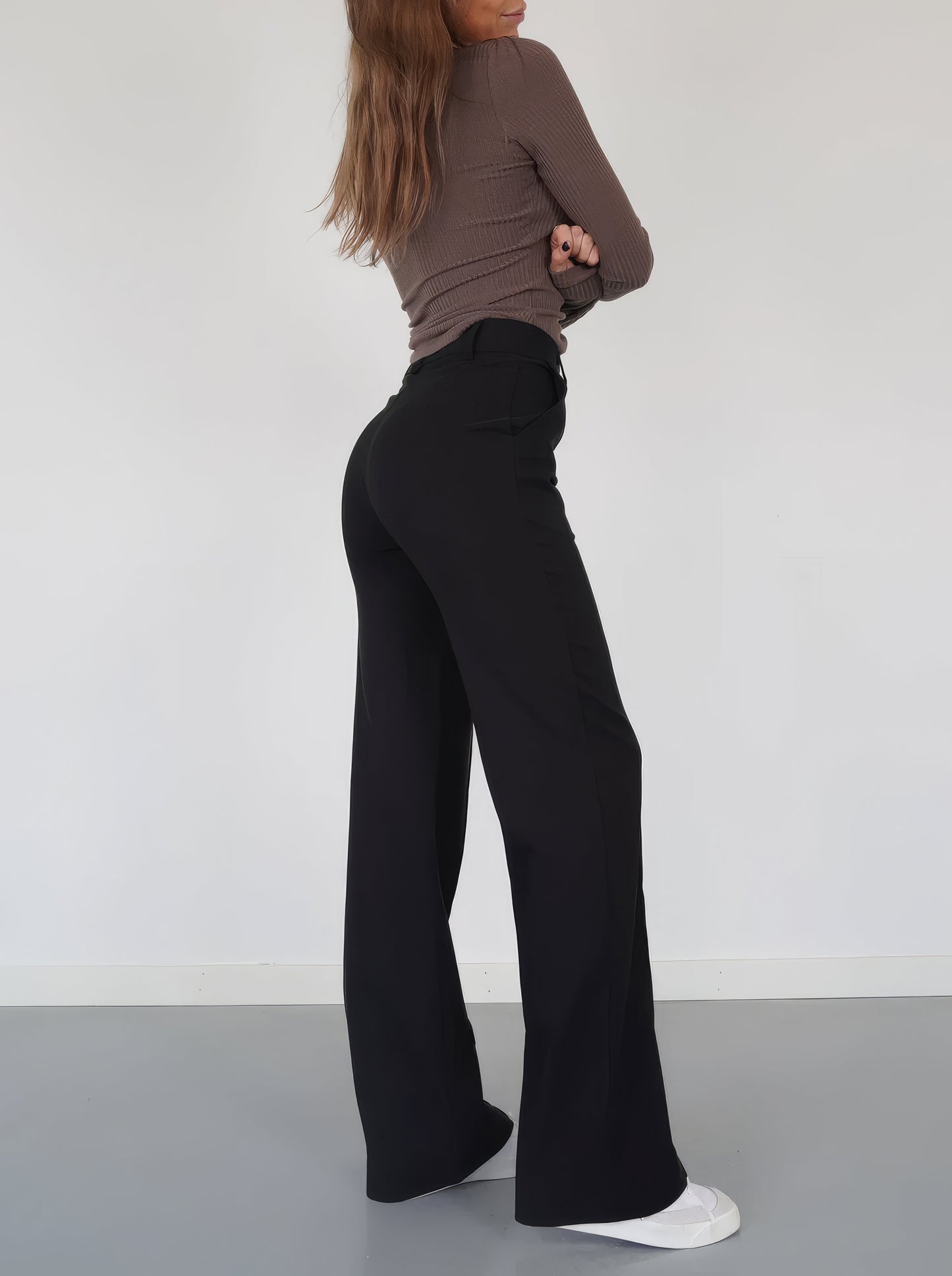 Alba – Pantalon droit élégant et confortable à taille haute avec détails de poche