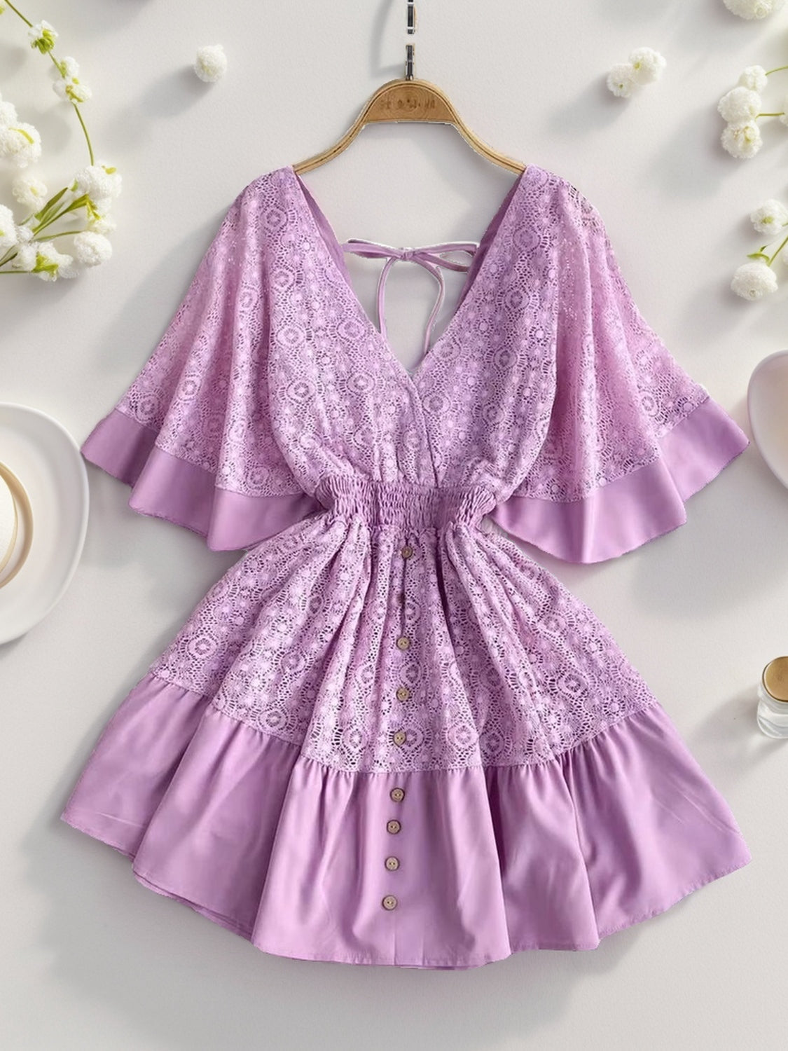 Anna – Robe Mini à Manches Mi-longues avec Dentelle Découpée