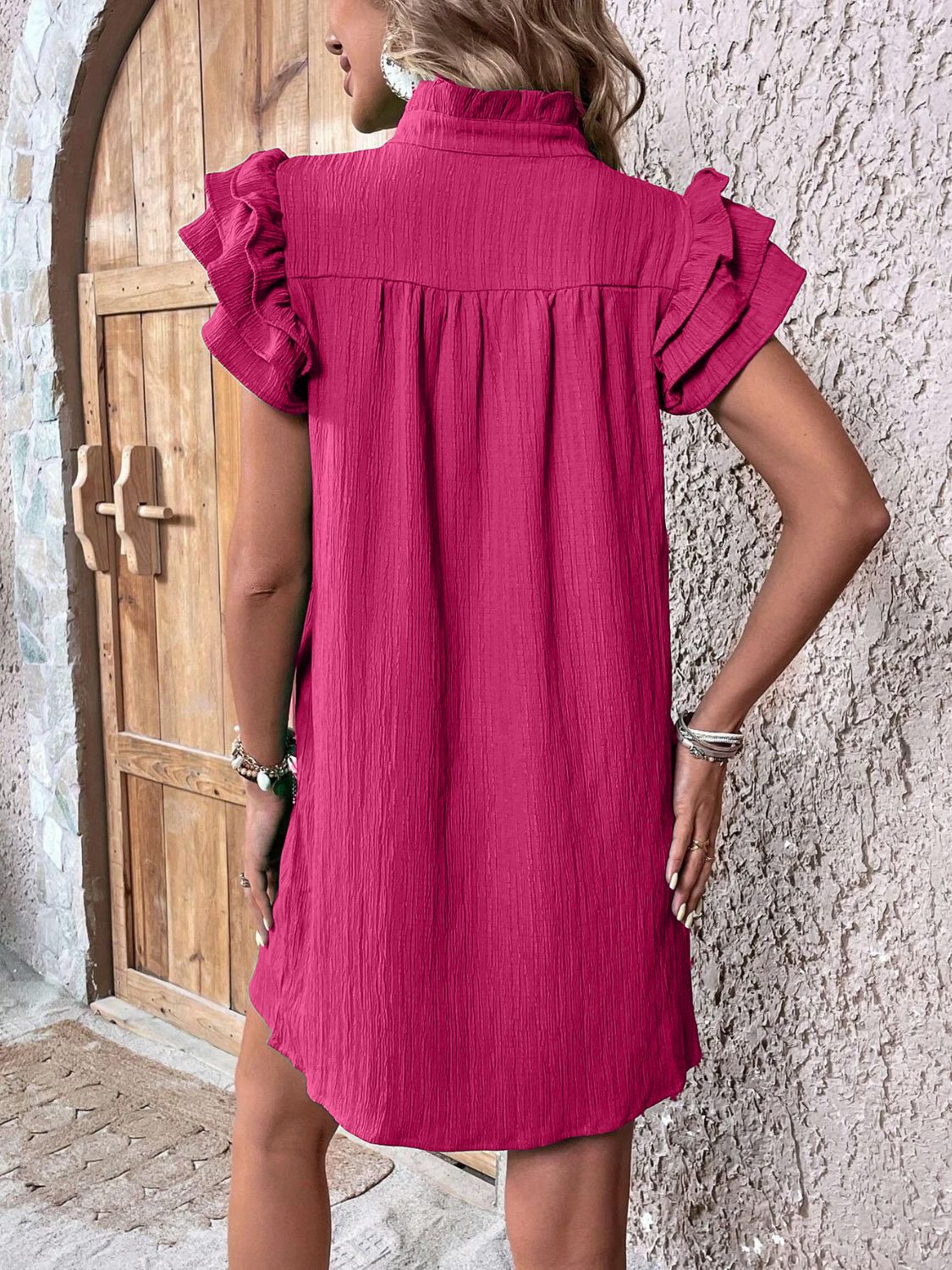 Leena – Robe Mini à Volants avec Mancherons Fendus et Encolure Fendue
