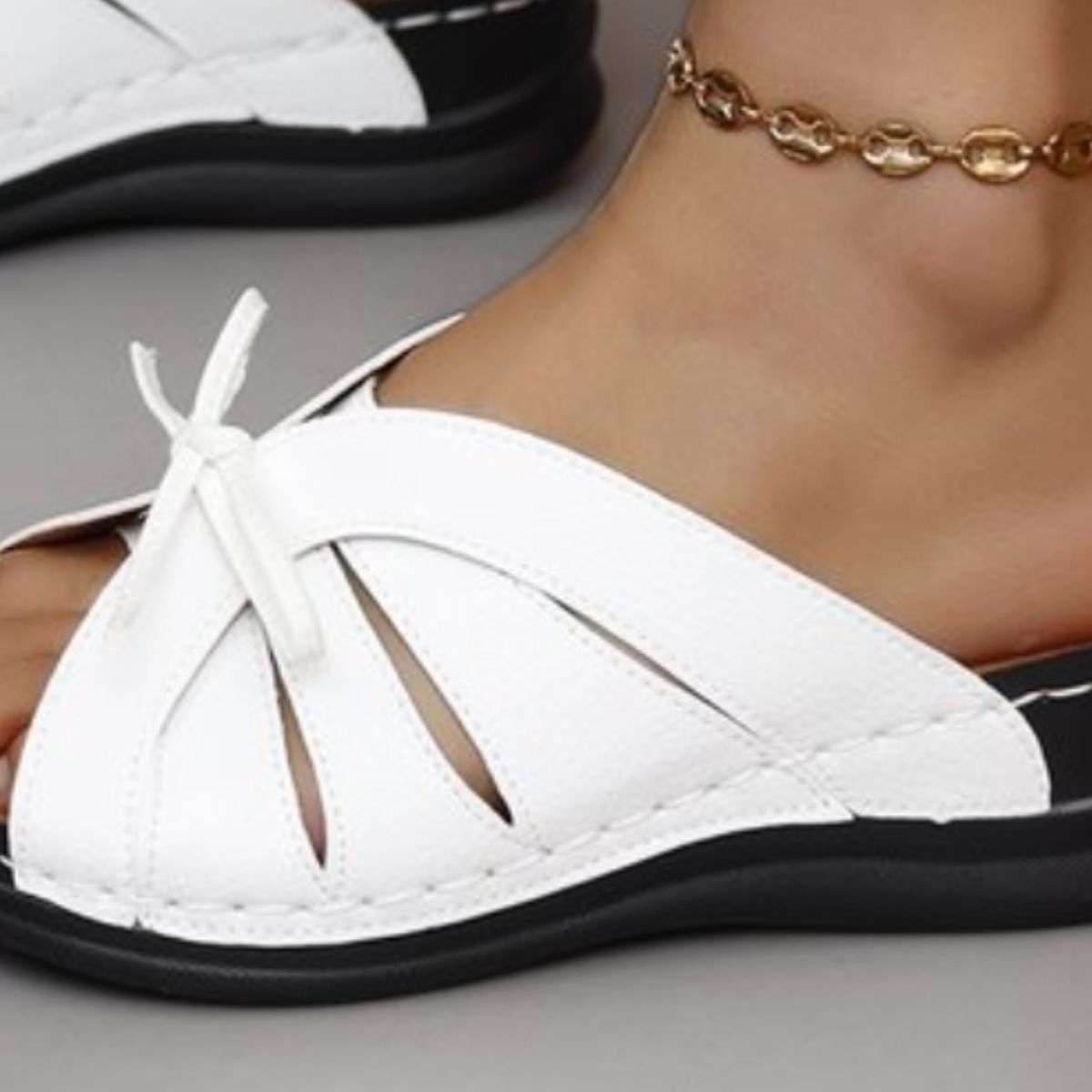 Eden - Sandales à Enfiler Confortables en Cuir Végan avec Bout Ouvert Talon Bas et Noeud