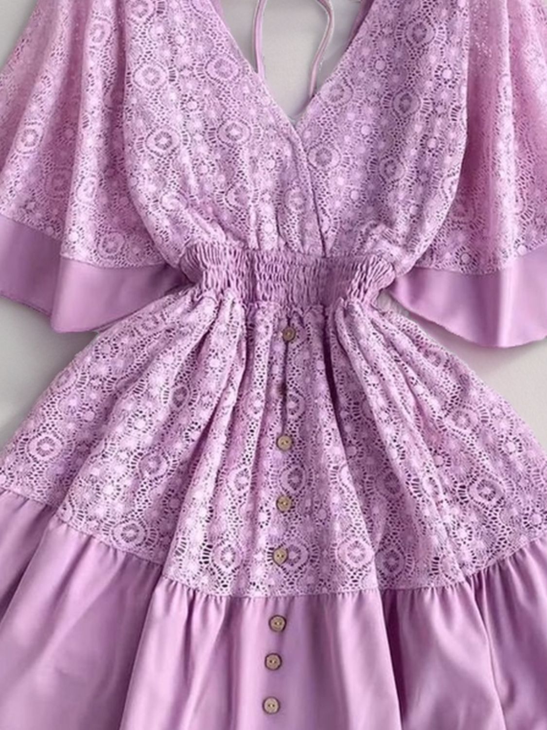 Anna – Robe Mini à Manches Mi-longues avec Dentelle Découpée