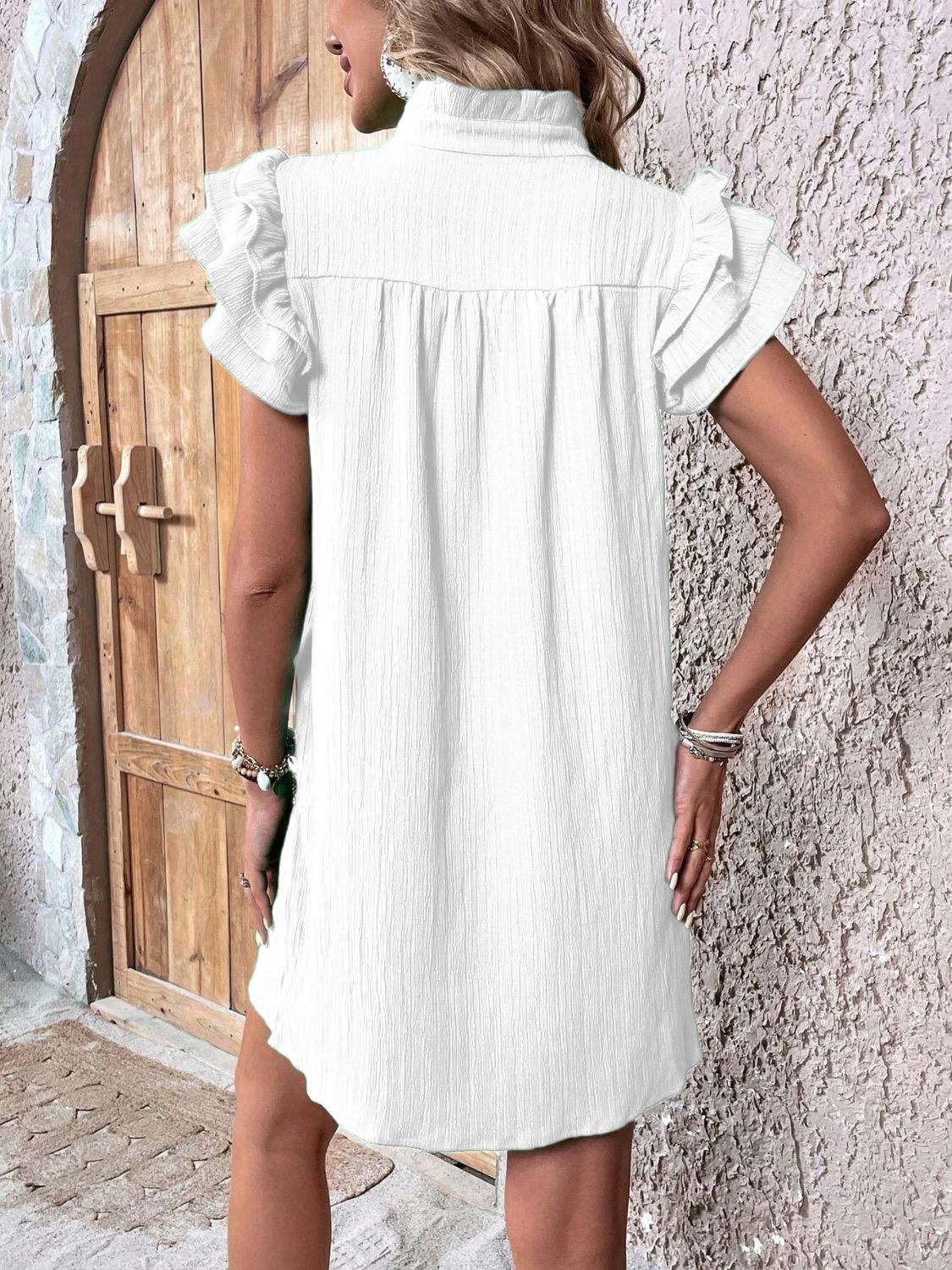 Leena – Robe Mini à Volants avec Mancherons Fendus et Encolure Fendue