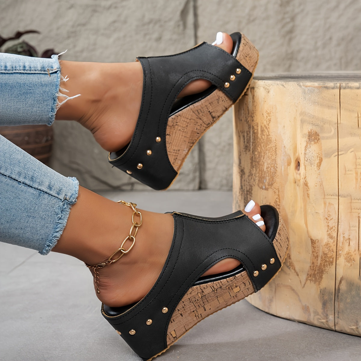 Mira - Sabots à talons compensés ouverts avec clous et cuir respirant