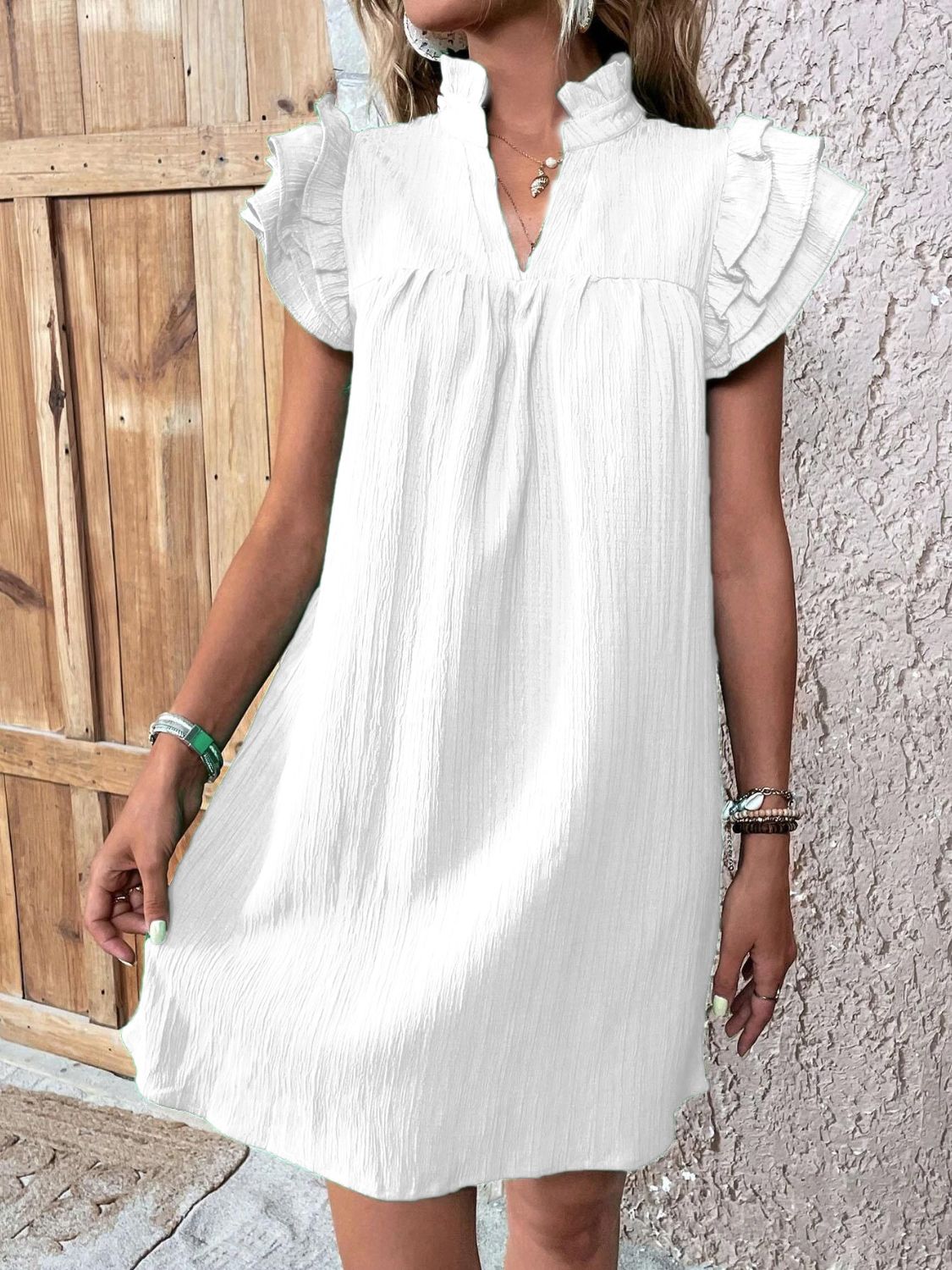 Leena – Robe Mini à Volants avec Mancherons Fendus et Encolure Fendue