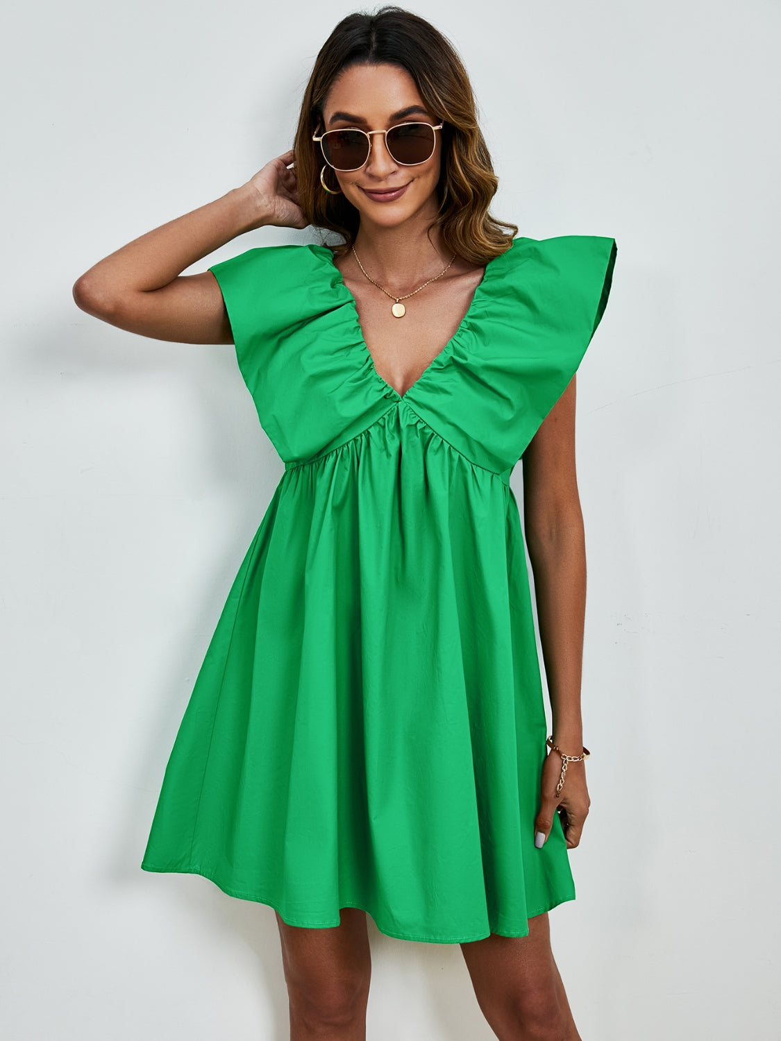 Sienna - Robe mini à col en V avec manches cape et jupe évasée en couleur unie vive