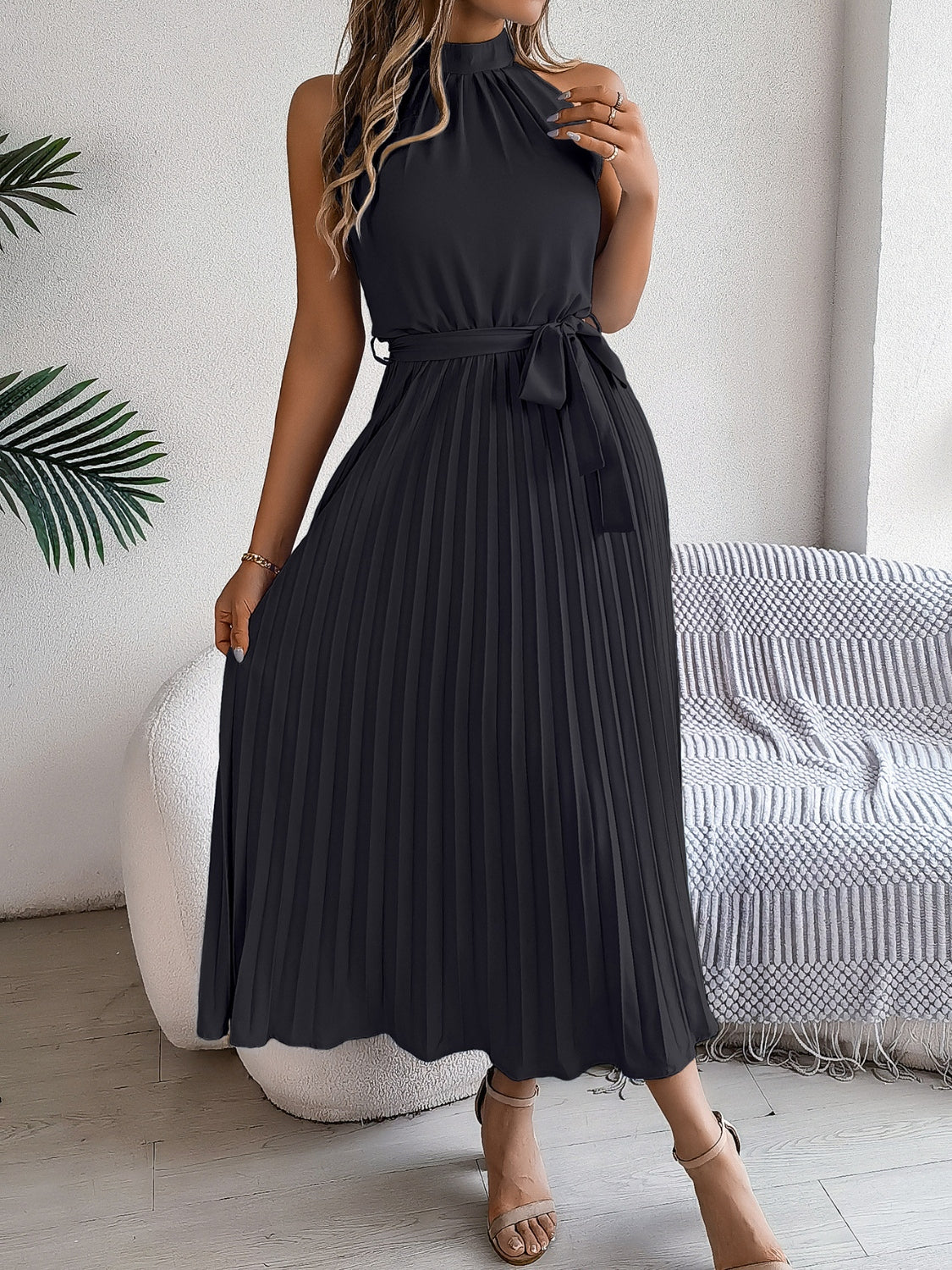 Lyric - Élégante Robe Longue à Carreaux avec Col Halter et Ceinture à la Taille