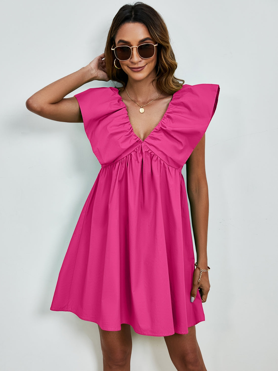 Sienna - Robe mini à col en V avec manches cape et jupe évasée en couleur unie vive