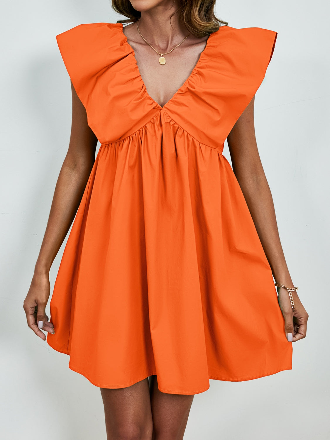 Sienna - Robe mini à col en V avec manches cape et jupe évasée en couleur unie vive