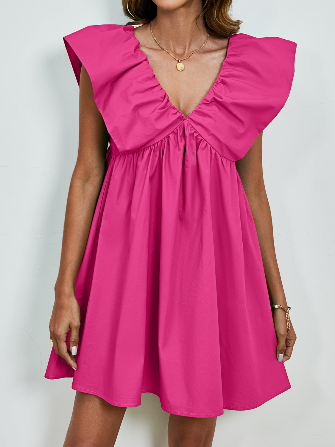 Sienna - Robe mini à col en V avec manches cape et jupe évasée en couleur unie vive