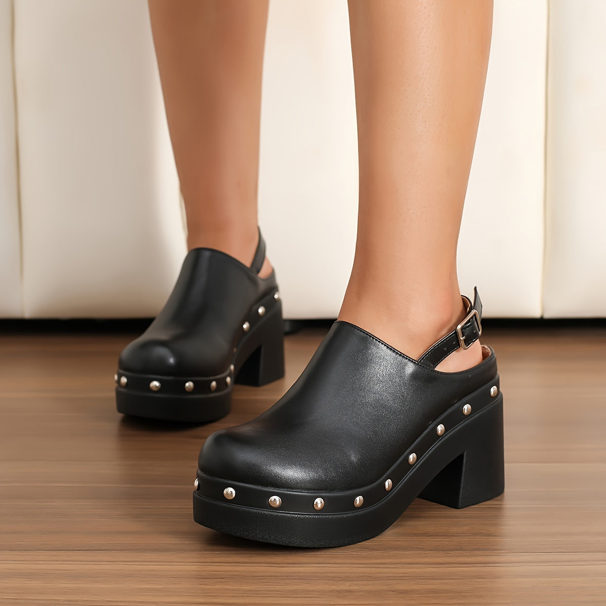 Tessa - Sabots à talon bloc en cuir végétalien noir avec bord clouté et boucle à l'arrière
