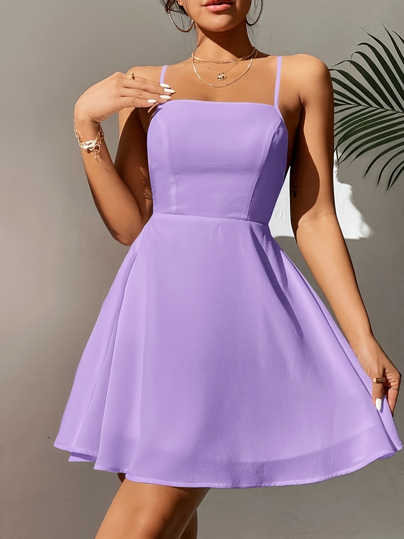 Adèle - Robe mini romantique en chiffon lilas avec dos ouvert et cordons