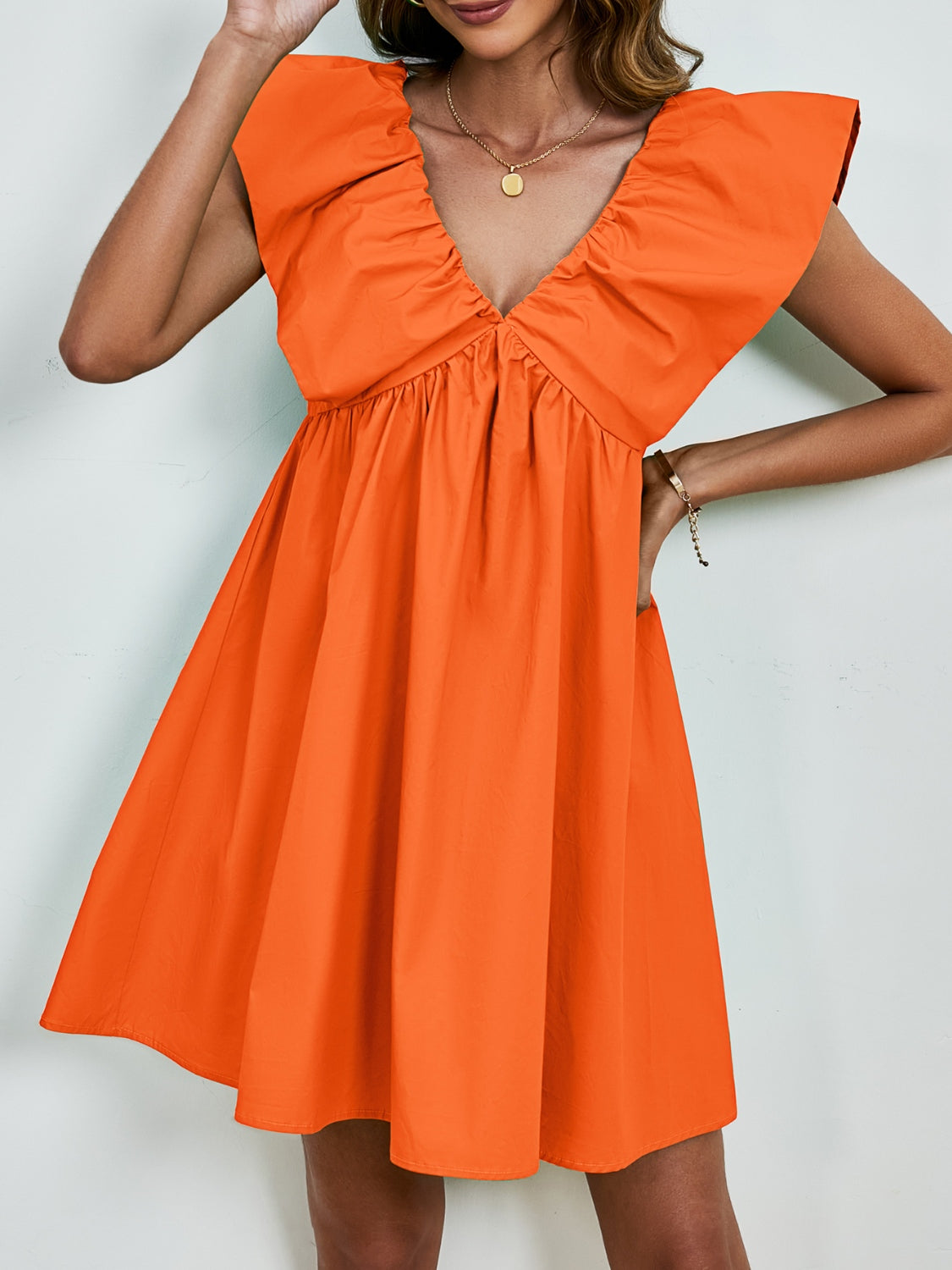 Sienna - Robe mini à col en V avec manches cape et jupe évasée en couleur unie vive