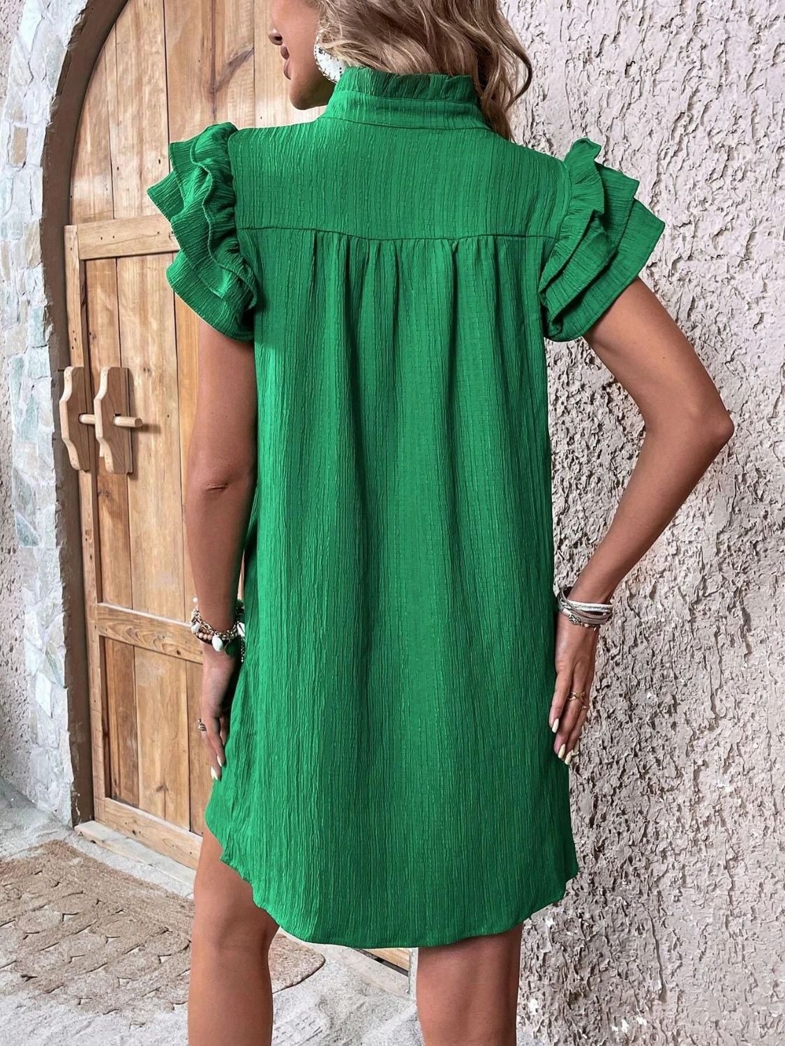 Leena – Robe Mini à Volants avec Mancherons Fendus et Encolure Fendue