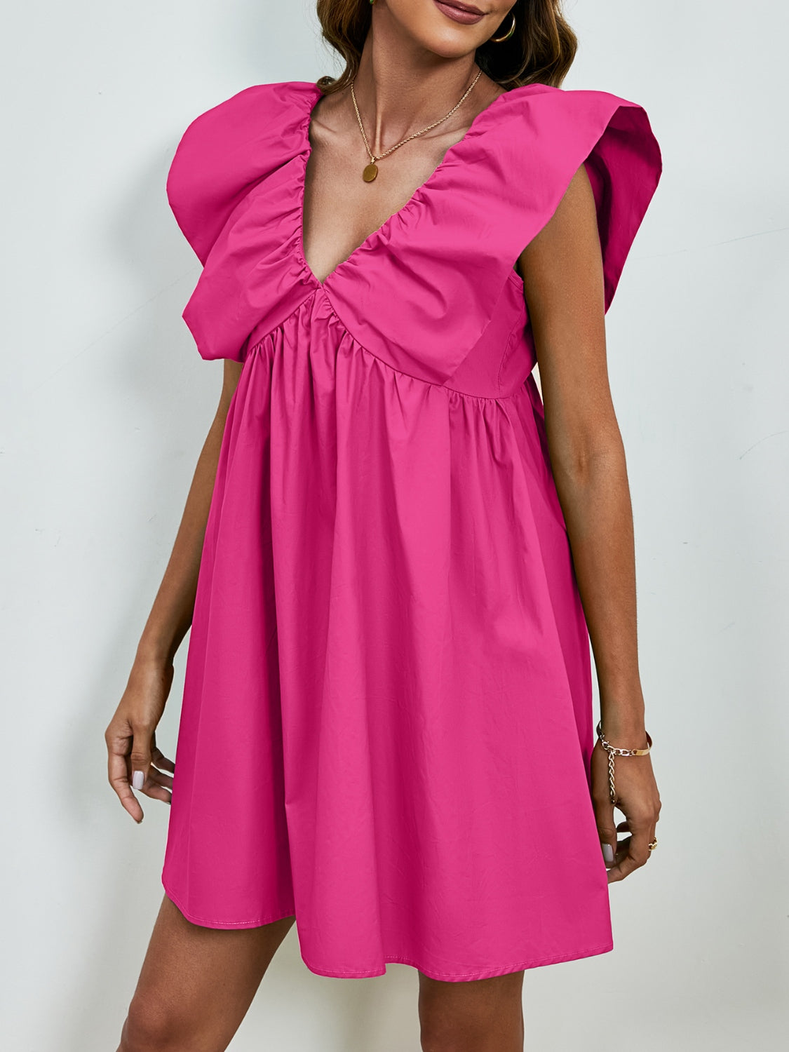 Sienna - Robe mini à col en V avec manches cape et jupe évasée en couleur unie vive