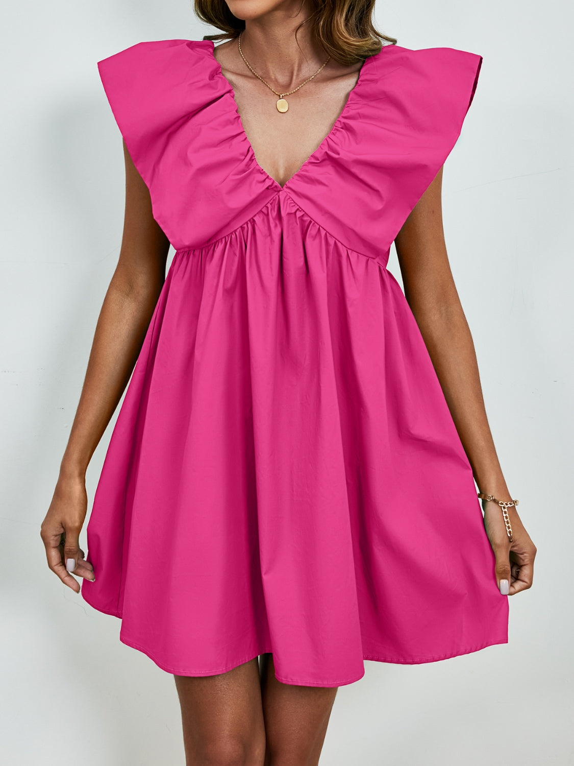 Sienna - Robe mini à col en V avec manches cape et jupe évasée en couleur unie vive
