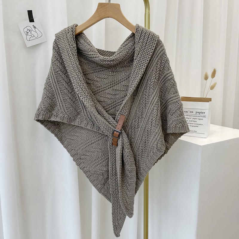 Yseult - Écharpe Triangulaire Tricotée avec Boucle en Cuir