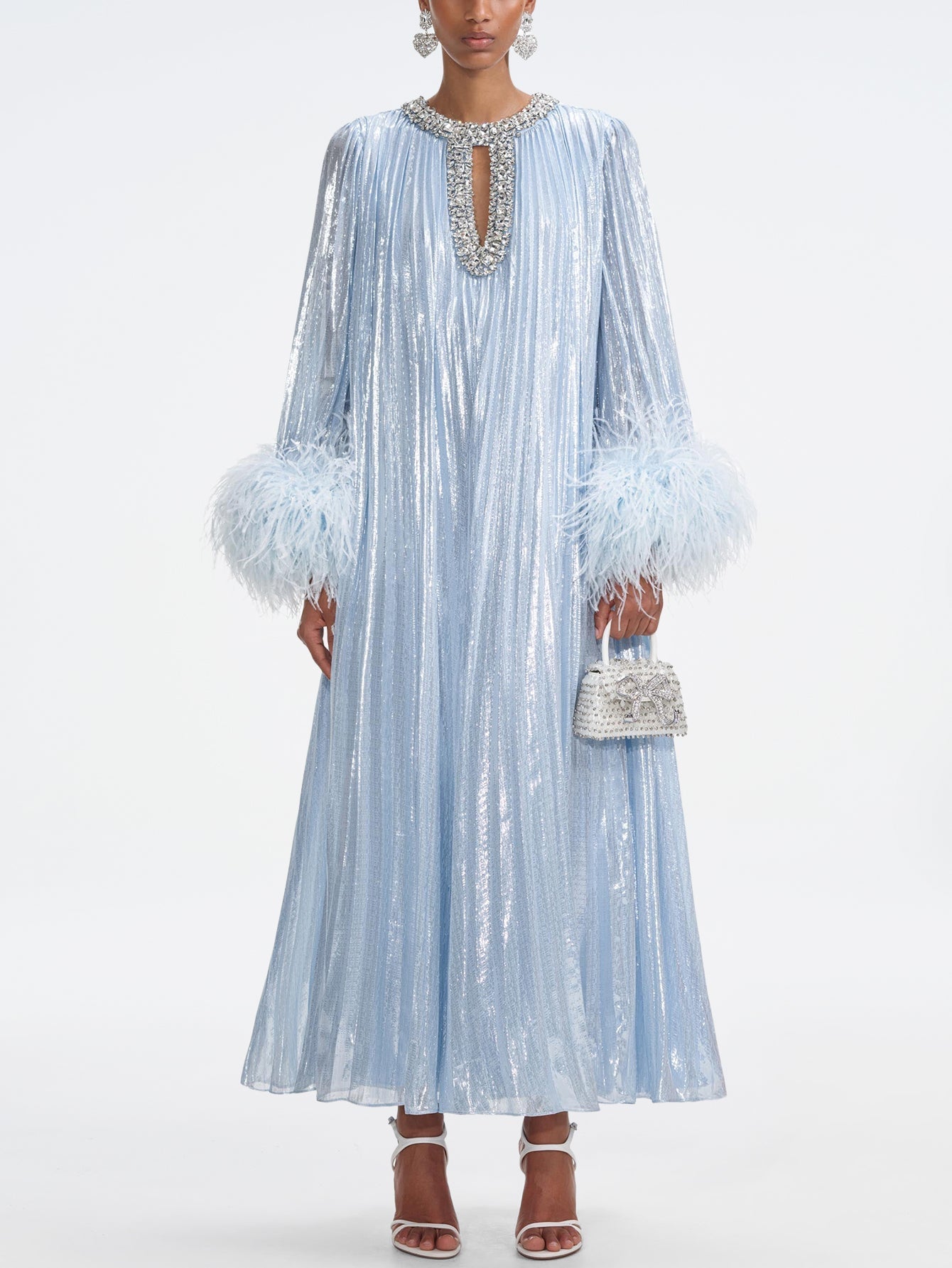 Nina - Robe de soirée avec manchette en plumes scintillantes