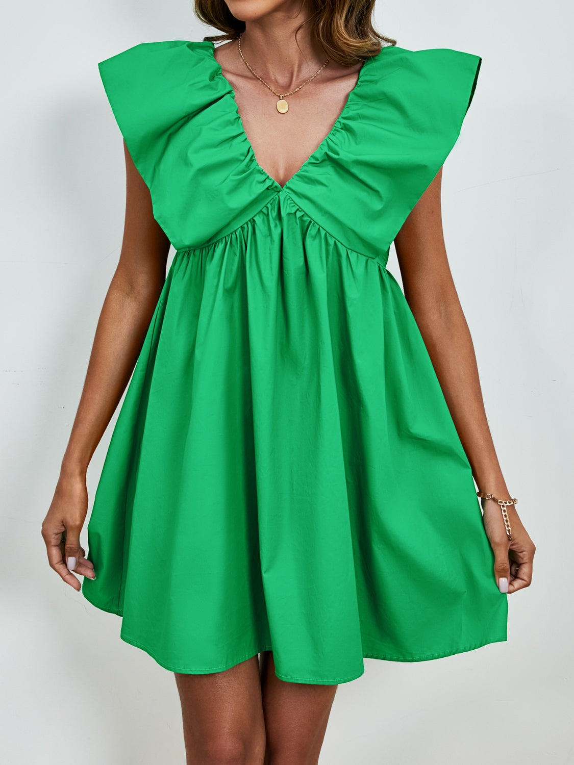 Sienna - Robe mini à col en V avec manches cape et jupe évasée en couleur unie vive