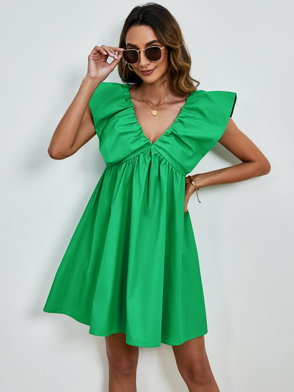 Sienna - Robe mini à col en V avec manches cape et jupe évasée en couleur unie vive