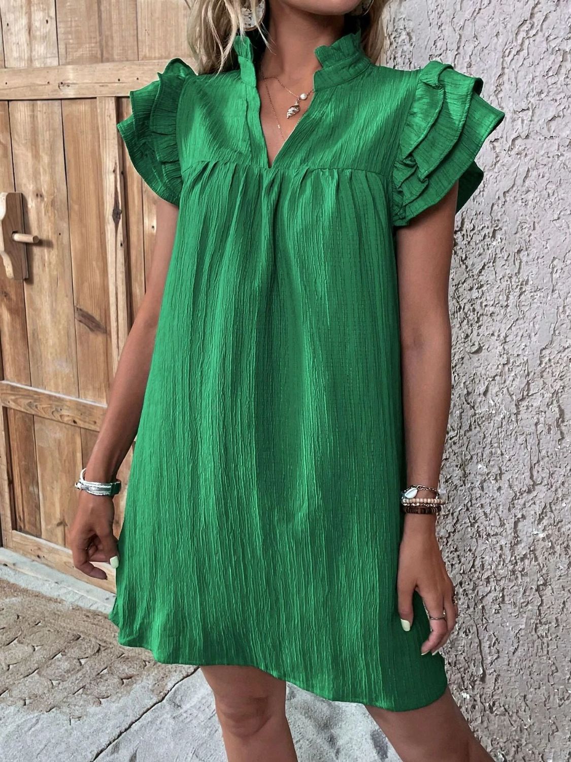 Leena – Robe Mini à Volants avec Mancherons Fendus et Encolure Fendue