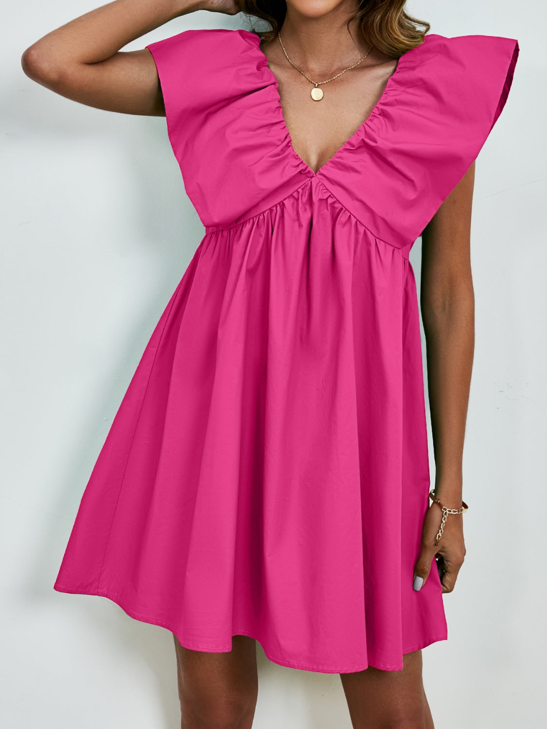 Sienna - Robe mini à col en V avec manches cape et jupe évasée en couleur unie vive