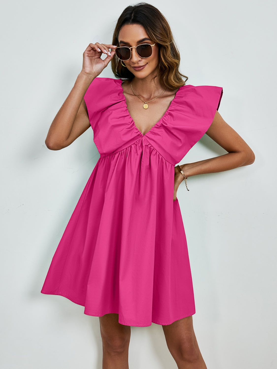 Sienna - Robe mini à col en V avec manches cape et jupe évasée en couleur unie vive