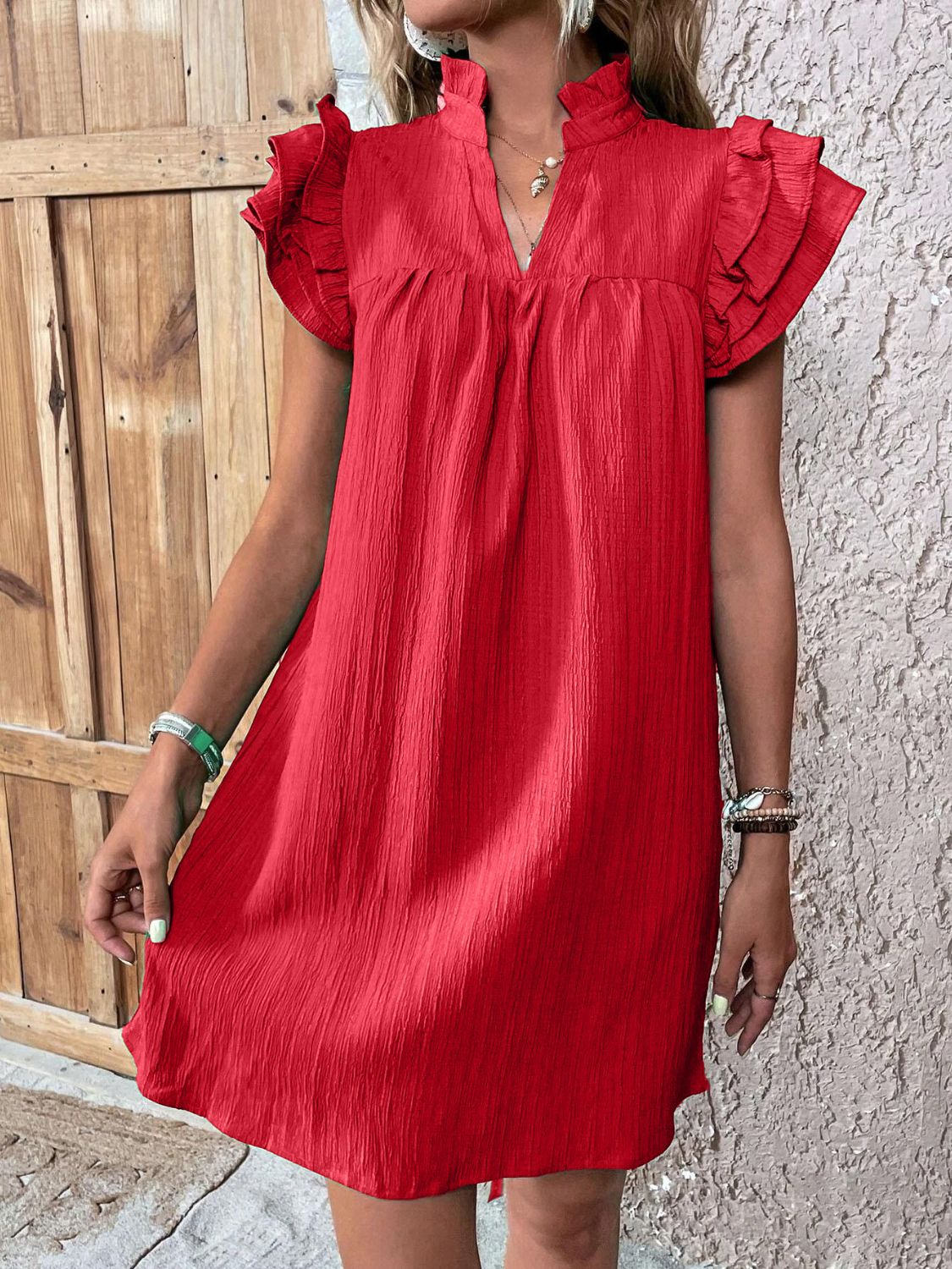Leena – Robe Mini à Volants avec Mancherons Fendus et Encolure Fendue