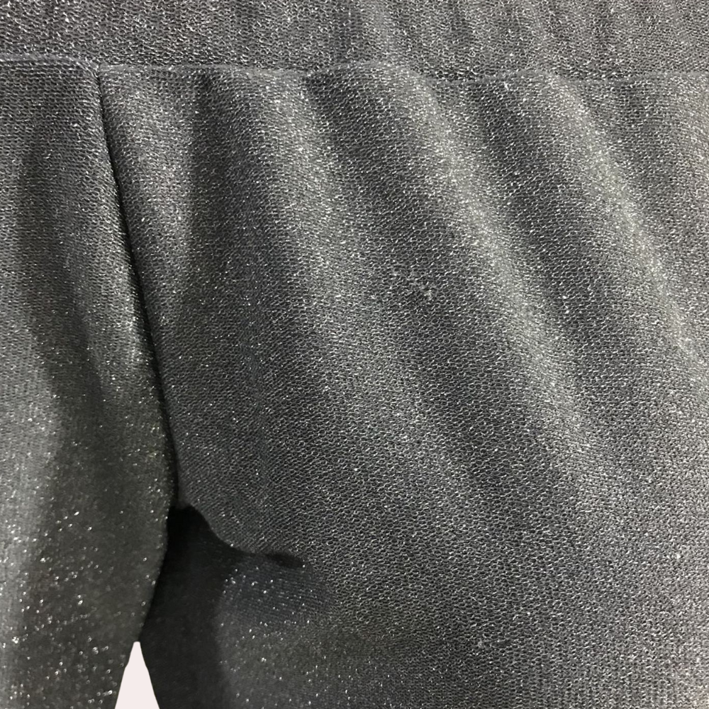 Lily - Robe fendue à volants et décolleté épaule dénudée