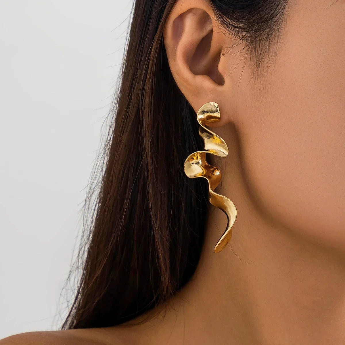 Amelia - Boucles d'oreilles design serpent en or