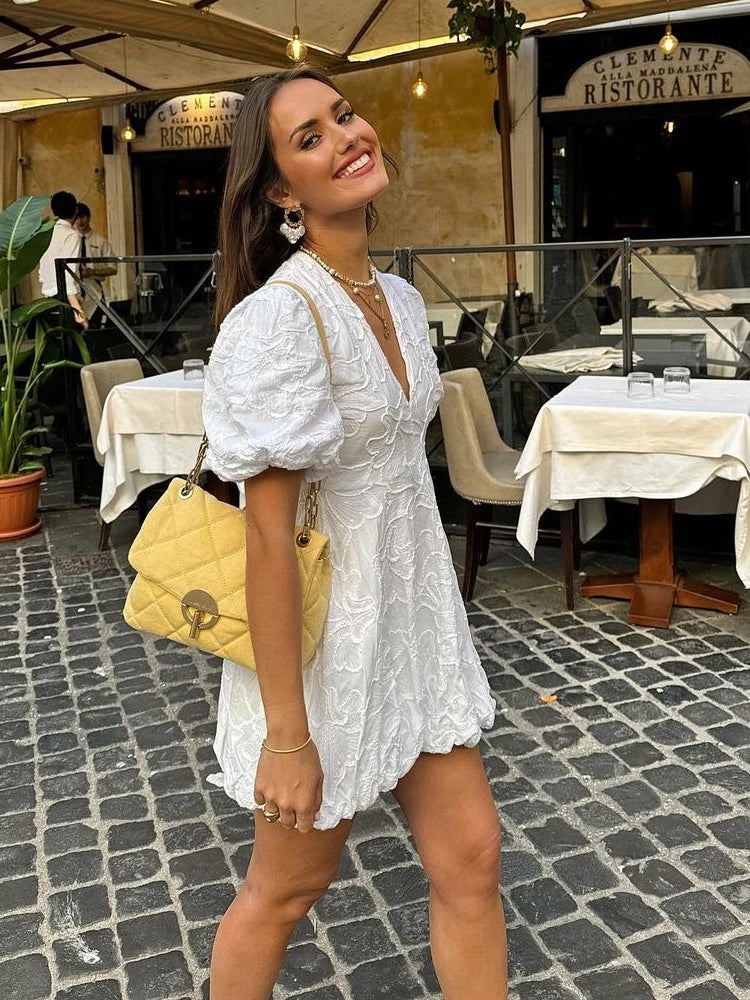 Nova - Robe d'été courte blanche avec manches bouffantes et décolleté en V