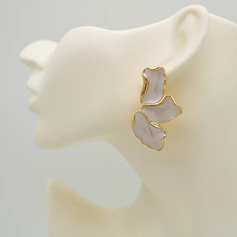 Sophia – Boucles d’oreilles dorées à l’or fin en forme abstraite