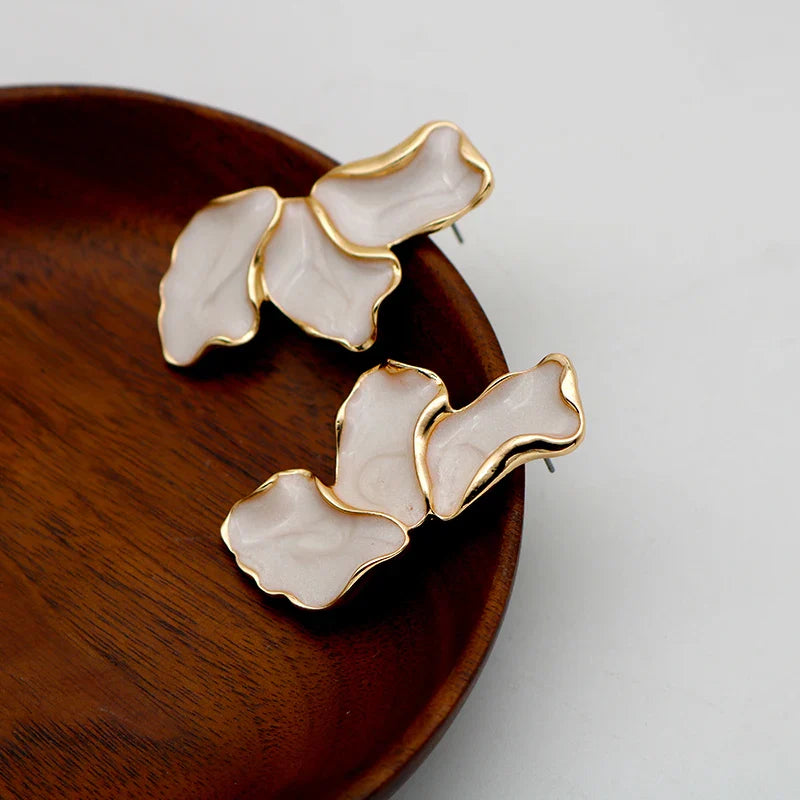 Sophia – Boucles d’oreilles dorées à l’or fin en forme abstraite