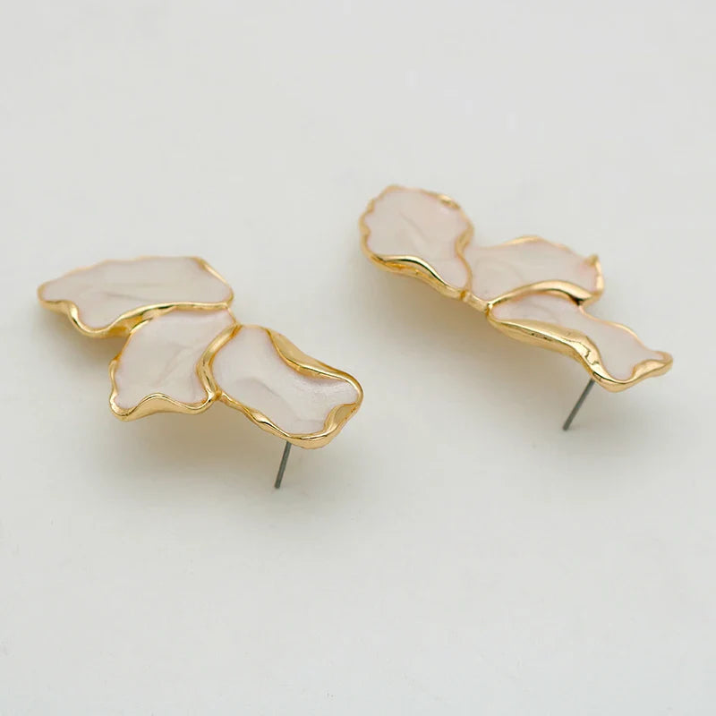 Sophia – Boucles d’oreilles dorées à l’or fin en forme abstraite