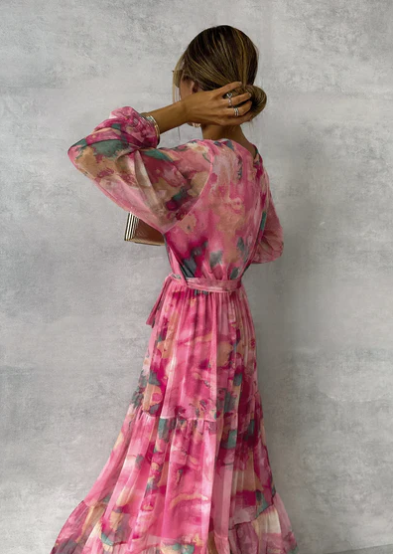 Cléa – Robe Maxi Rose Effet Aquarelle Faux Cache-Cœur avec Décolleté en V Ceinture à la Taille et Manches Longues