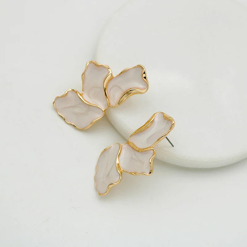 Sophia – Boucles d’oreilles dorées à l’or fin en forme abstraite