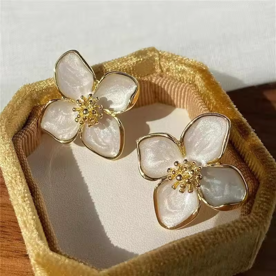 Sophia – Boucles d’oreilles dorées à l’or fin en forme abstraite