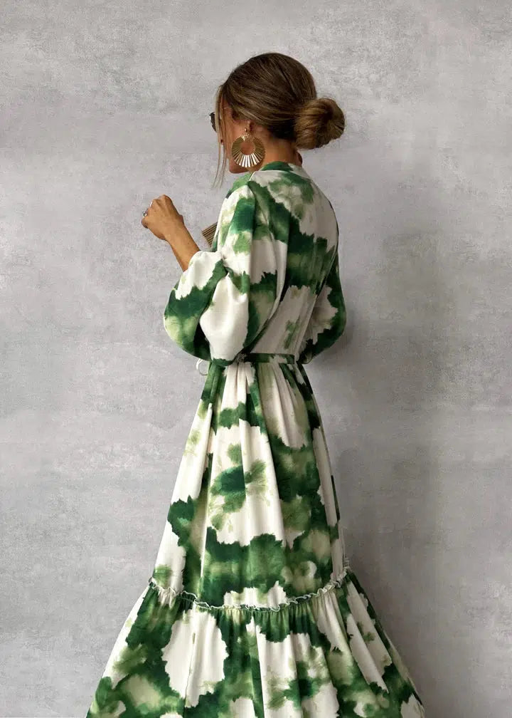 Léna – Élégante Robe Maxi Verte à Motif Floral Décolleté en V Manches Longues Boutons et Ceinture à la Taille
