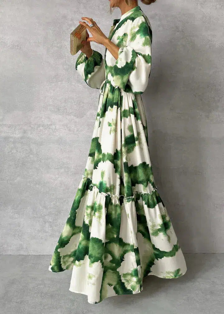 Léna – Élégante Robe Maxi Verte à Motif Floral Décolleté en V Manches Longues Boutons et Ceinture à la Taille