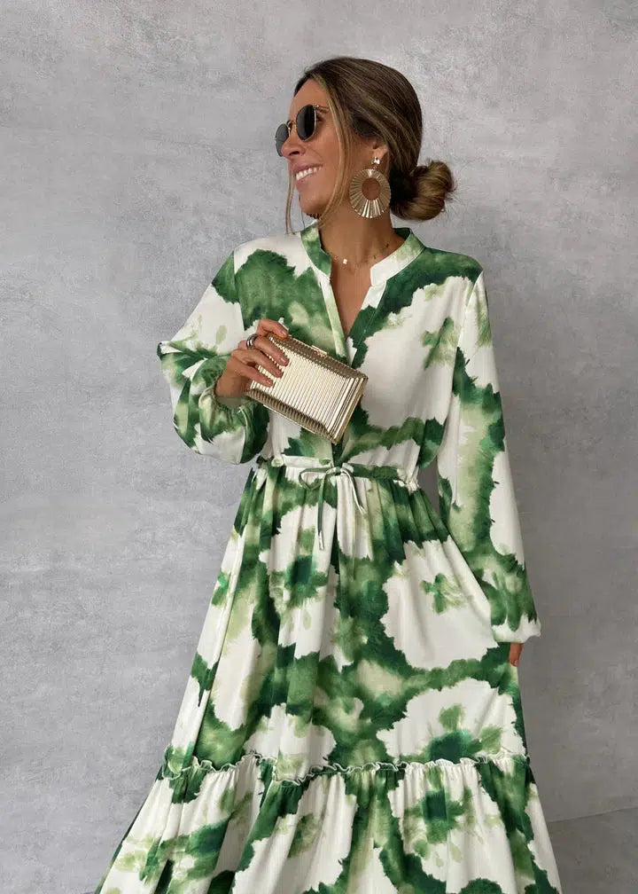 Léna – Élégante Robe Maxi Verte à Motif Floral Décolleté en V Manches Longues Boutons et Ceinture à la Taille