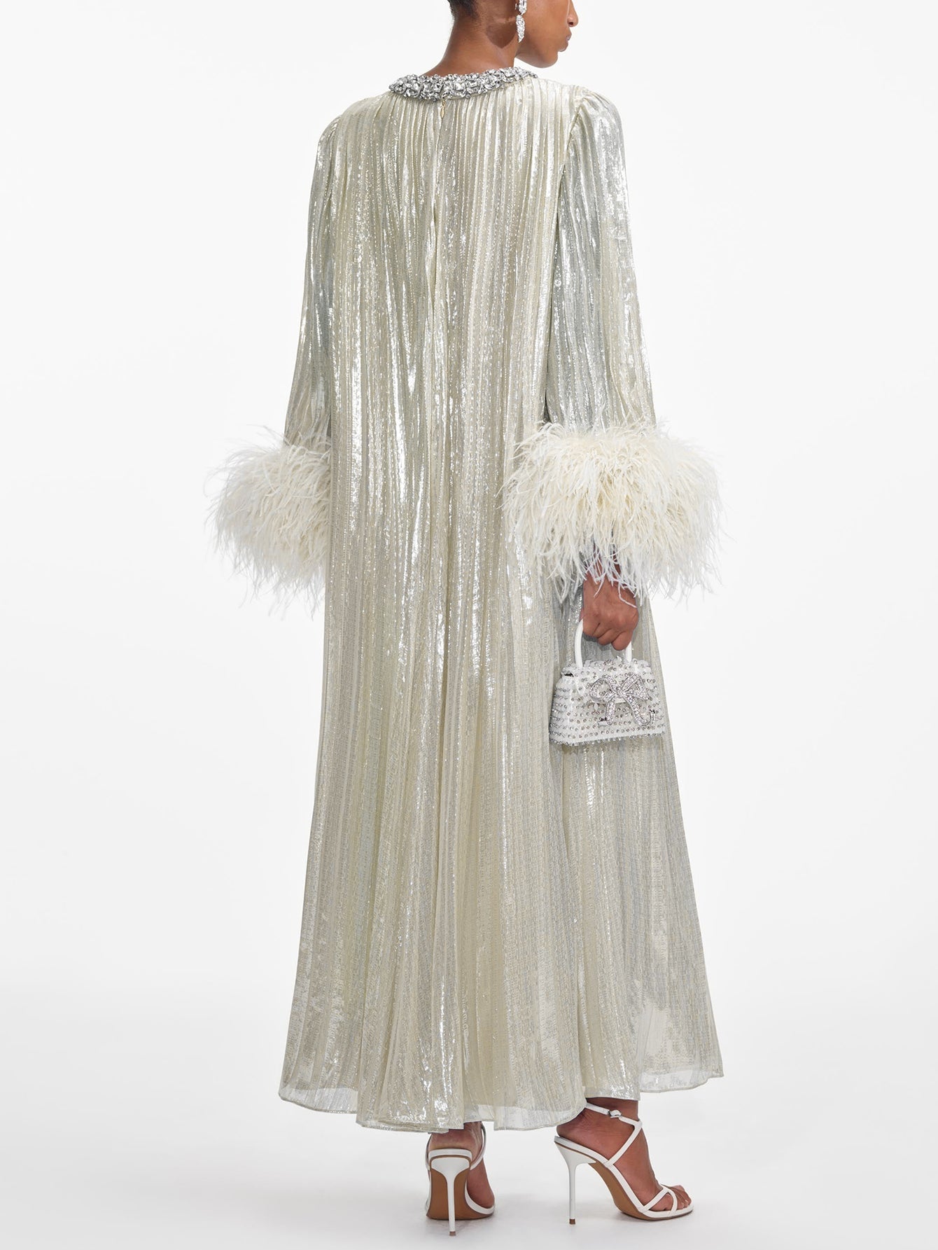 Nina - Robe de soirée avec manchette en plumes scintillantes
